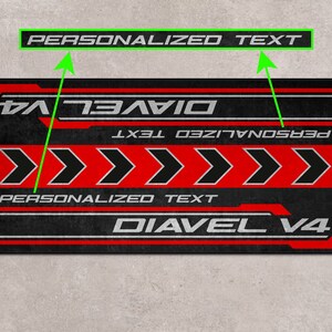 Op de afbeelding: Zwarte en rode motorfiets vloermat met de tekst "PERSONALIZED TEXT" en "DIAVEL V4".
