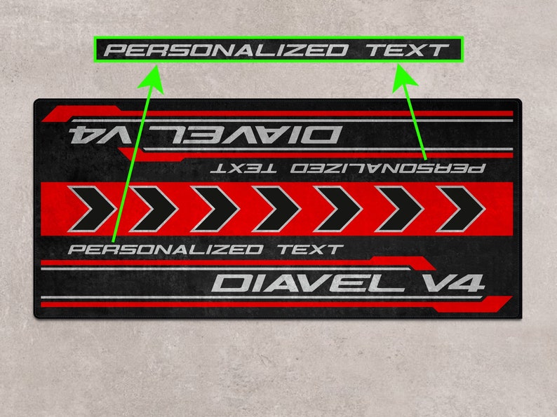 Op de afbeelding: Zwarte en rode motorfiets vloermat met de tekst "PERSONALIZED TEXT" en "DIAVEL V4".