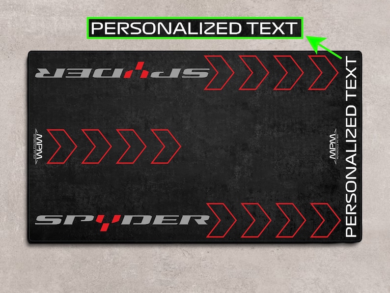 Op de afbeelding: Een zwarte muismat met het woord "SPIDER" in wit en rood, en drie rode pijlen aan elke kant. De tekst "PERSONALIZED TEXT" staat bovenaan en onderaan de muismat.