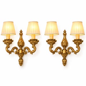 Par vintage vägglampetter i förgylld brons från 1960-talet med två armar, Louis XVI-stil, balusterplatta med akantusrullarmar