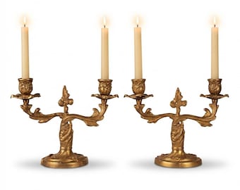 Een paar antieke verguld bronzen tweelichts kandelaars in Louis XV-stijl, met rocaille-armen en bloemvormige kappen, circa 1880.