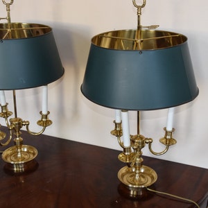 Par de lámparas Bouillotte de estilo Imperio francés: lámparas de mesa de latón con pantallas de tole verde: iluminación vintage elegante: decoración francesa clásica