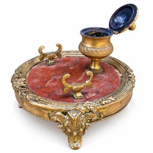 Tinteiro antigo em estilo Luís XVI, bandeja circular em mármore vermelho com urna em metal dourado e dois apoios para canetas.