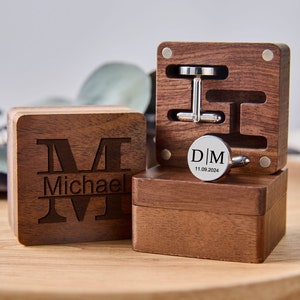 Gepersonaliseerde Manchetknopen Bruidsjonkers Geschenken Metalen Manchetknopen Met Houten Doos Bruiloft Dag Manchetknopen Cadeau Bachelor Party Cadeau voor man afbeelding 4