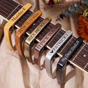 Gepersonaliseerde houtnerf metalen gitaar capo, aangepaste naam gegraveerd gitaarliefhebber cadeau, vaderdag gitaar cadeau, geschenken muzikant, geschenken gitarist, cadeaus gitarist