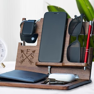 Estación de acoplamiento de madera grabada personalizada, regalo para hombre, regalo de aniversario personalizado para esposo, regalo de Navidad para padrinos de boda, regalo para padre