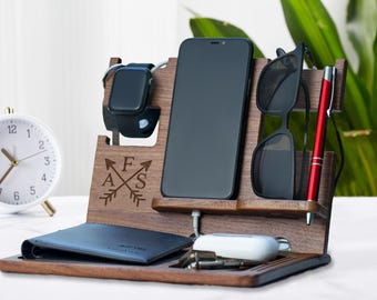 Estación de acoplamiento de madera grabada personalizada, regalo para hombre, regalo de aniversario personalizado para esposo, regalo de Navidad para padrinos de boda, regalo para padre