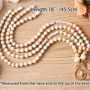 Pode incluir: Cord&otilde;es de contas de madeira com detalhes coloridos e nomes personalizados. Os cord&otilde;es t&ecirc;m aproximadamente 45,5 cm de comprimento e apresentam chaveiros dourados. A imagem inclui o texto "Length: 18" / 45.5cm" e "*Measured from the neck end to the tip of the keyring."