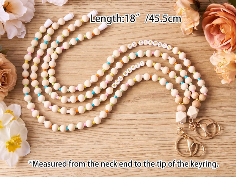 Pode incluir: Cord&otilde;es de contas de madeira com detalhes coloridos e nomes personalizados. Os cord&otilde;es t&ecirc;m aproximadamente 45,5 cm de comprimento e apresentam chaveiros dourados. A imagem inclui o texto "Length: 18" / 45.5cm" e "*Measured from the neck end to the tip of the keyring."
