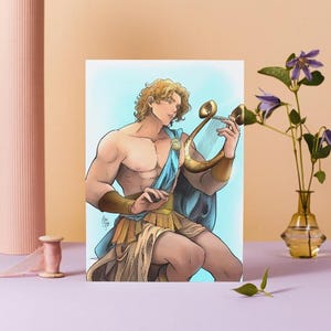 Peut inclure: Illustration d'une figure musclée aux cheveux blonds bouclés, jouant d'une lyre dorée. La figure porte un drapé bleu et une jupe dorée et beige. Le fond est bleu clair, avec un vase de fleurs violettes à droite.