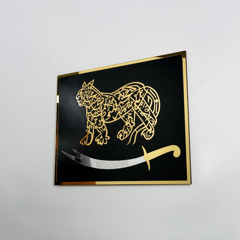 Puede incluir: Un fondo negro con un contorno dorado presenta una imagen estilizada de un le&oacute;n hecha de caligraf&iacute;a &aacute;rabe. Una espada plateada con mango dorado se coloca debajo del le&oacute;n.