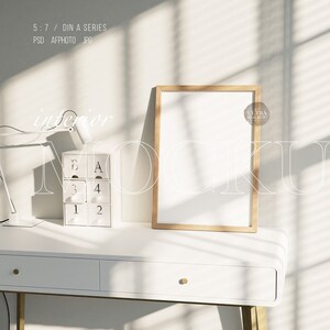 5x7 houten frame mockup, dik verticaal frame mockup, minimalistisch interieur mockup frame op tafel, moderne Scandinavische frame mockup voor poster