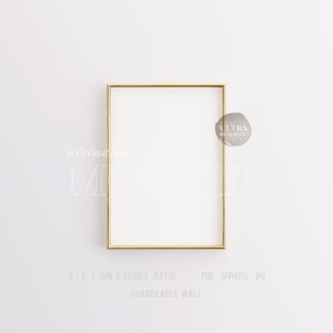 Mockup cornice sottile dorata, Mockup cornice verticale PSD, Mockup cornice digitale per stampe artistiche, Mockup carta da parati DIN A4 A3, Mockup cornice 5x7 su parete