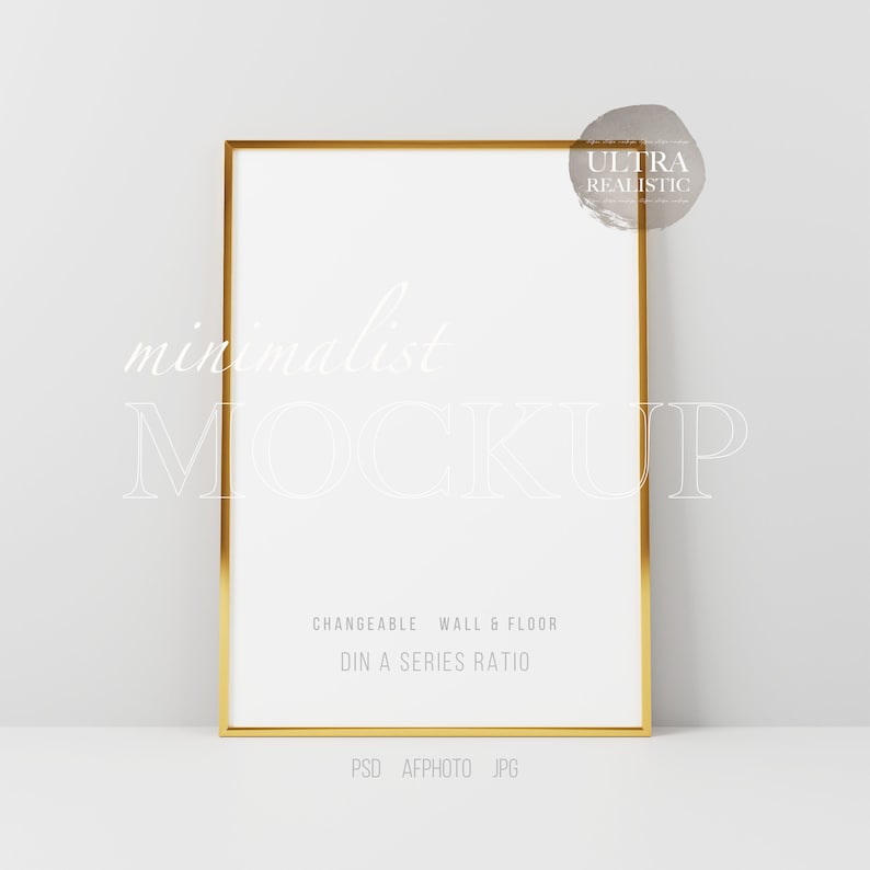Puede incluir: Una maqueta de p&oacute;ster en blanco con un marco dorado, con el texto "minimalist MOCKUP" y "CHANGEABLE WALL & FLOOR DIN A SERIES RATIO" debajo del marco. El p&oacute;ster est&aacute; sobre una superficie blanca.