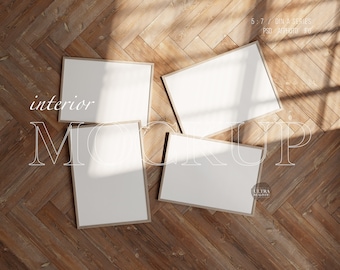 Maqueta de cuatro marcos, marcos de madera con proporciones de 5x7 sobre piso de madera en una habitación luminosa, juego de 4 maquetas de marcos de galería de arte de pared digital Modelo PSD
