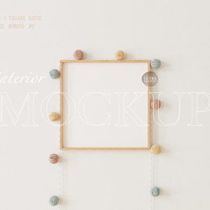 Maqueta de marco de madera delgada de 10x10, luces de cadena de bolas de algodón en tono tierra interior de diseño minimalista, marco de maqueta cuadrada habitación natural para niños de guardería