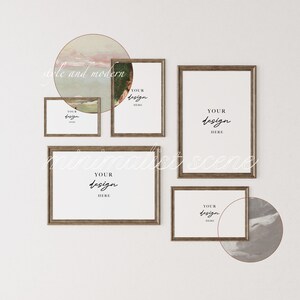 Op de afbeelding: Een set van vijf bruine houten fotolijsten met witte passe-partouts en de tekst "YOUR design HERE" in elk frame. De frames zijn in een minimalistische stijl op een witte muur gerangschikt met twee abstracte aquarel cirkels op de achtergrond.