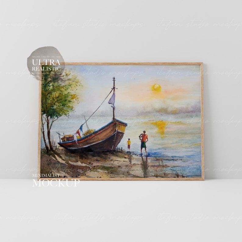 Puede incluir: Una pintura de acuarela de un barco en una playa con dos personas de pie en la orilla. El cielo es de un naranja y rosa suave, y el agua es de un azul claro. El barco es marr&oacute;n y tiene una vela blanca. Las personas visten ropa informal.