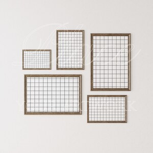 Op de afbeelding: Vijf bruine houten fotolijsten met een rasterpatroon op een witte muur. De lijsten zijn van verschillende grootte en zijn in een verspringend patroon gerangschikt.