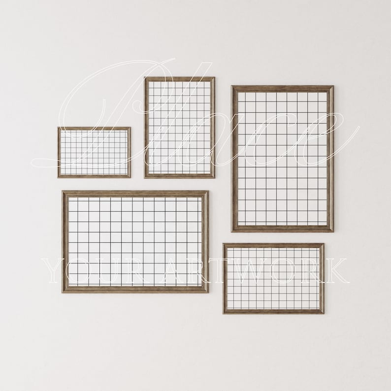 Op de afbeelding: Vijf bruine houten fotolijsten met een rasterpatroon op een witte muur. De lijsten zijn van verschillende grootte en zijn in een verspringend patroon gerangschikt.