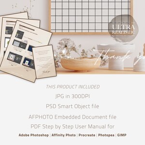 K&ouml;nnte beinhalten: Ein digitales Produkt-Mockup mit einer Anleitung zum Erstellen realistischer digitaler Kunst. Das Mockup enth&auml;lt eine Holzschale, eine Vase mit getrockneten Blumen und eine wei&szlig;e Keramikvase. Der Text auf dem Mockup lautet "Ultra Realistic" und "Danke".