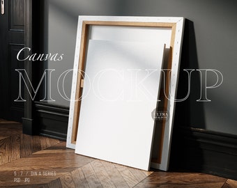 Könnte beinhalten: Ein weißer Leinwand-Mockup mit einem Holzrahmen, der an einer dunkelgrauen Wand lehnt. Die Leinwand ist leer und bereit für Ihr Design. Das Bild ist mit "Canvas Mockup" und "Ultra Realistic" beschriftet.