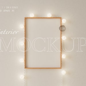 Puede incluir: Una maqueta de marco de madera con fondo blanco, rodeada de una cadena de luces blancas. El texto "interior mockup" está escrito en blanco sobre un fondo blanco.