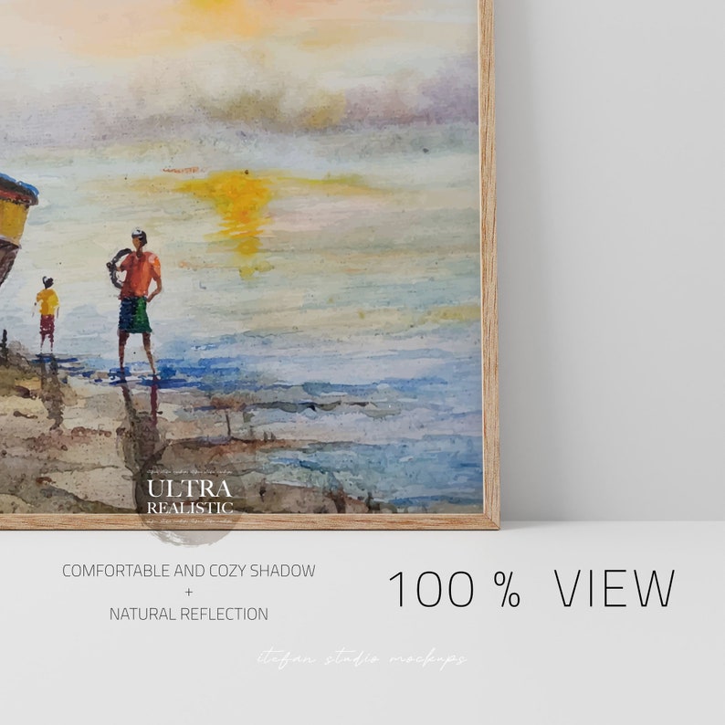 Puede incluir: Una pintura de acuarela enmarcada de un paisaje mar&iacute;timo con tres figuras de pie en una playa en primer plano. El cielo es de un naranja y amarillo suave, y el agua es de un azul claro. La pintura est&aacute; enmarcada en un marco de madera natural.
