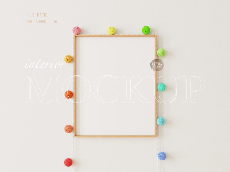 K&ouml;nnte beinhalten: Ein Holzrahmen-Mockup mit wei&szlig;em Hintergrund. Der Rahmen ist von einer Lichterkette aus bunten Baumwollkugeln umgeben. Der Text "interior mockup" ist in Wei&szlig; an die Wand geschrieben.