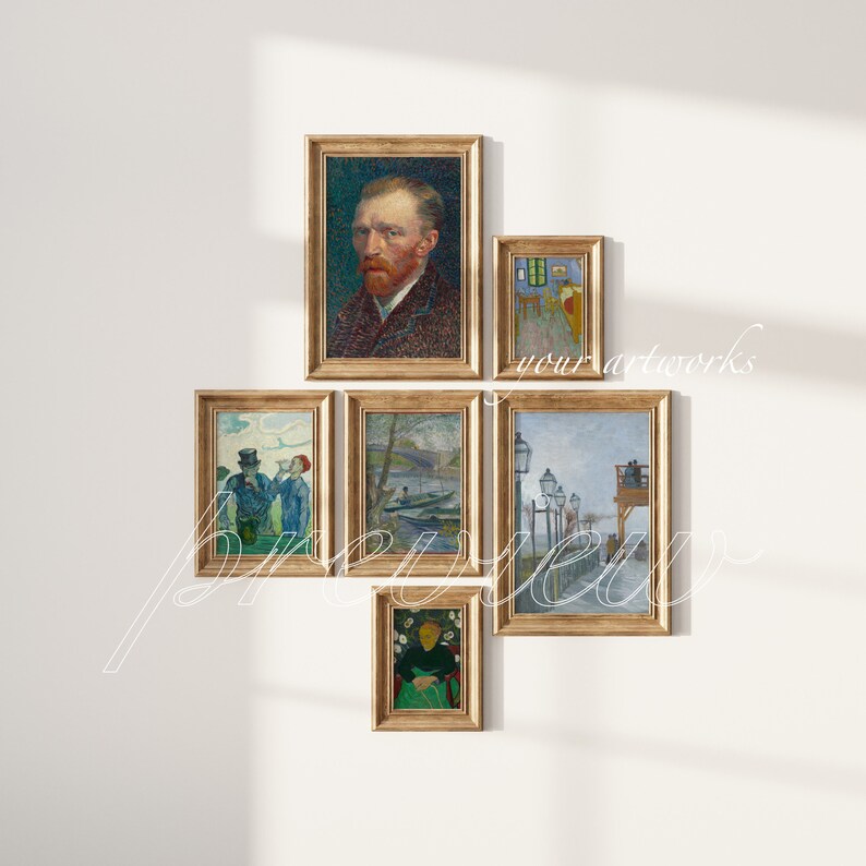 Op de afbeelding: Een verzameling van vijf ingelijste schilderijen met verschillende sc&egrave;nes, waaronder een portret van een man met een baard, een landschap met een rivier en een straatbeeld met lantaarnpalen. De lijsten zijn allemaal goudkleurig en hebben een eenvoudig ontwerp.