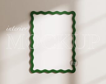 Może przedstawiać: Mockup zielonej, falistej ramki na białej ścianie z tekstem "interior MOCKUP" i "ULTRA REALISTIC" w prawym dolnym rogu.