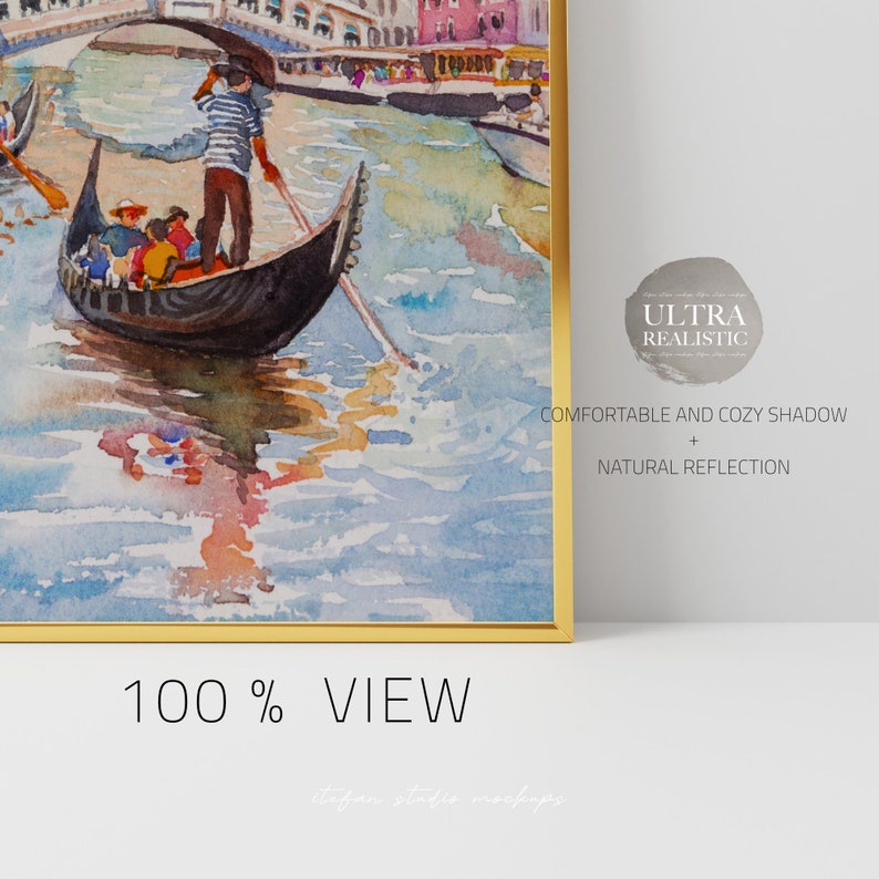 Puede incluir: Una pintura de acuarela de una g&oacute;ndola en un canal de Venecia, Italia. La g&oacute;ndola est&aacute; siendo remada por un gondolero que lleva una camisa a rayas. La pintura est&aacute; enmarcada en un marco dorado.