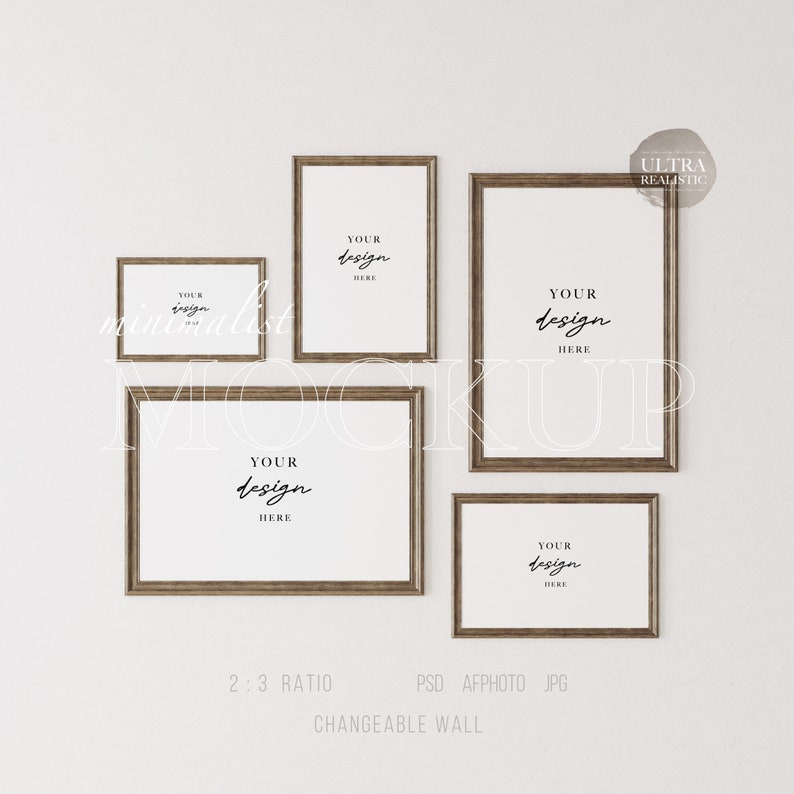 Op de afbeelding: Een mockup van vijf bruine houten fotolijsten met een witte achtergrond. De lijsten zijn minimalistisch gerangschikt met de tekst "YOUR design HERE" in elk lijst.