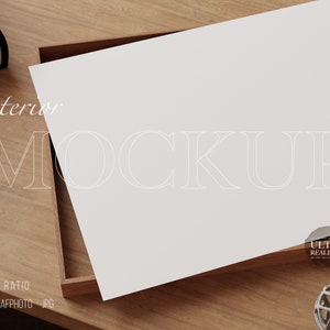 Puede incluir: Una hoja de papel blanca en un marco de madera sobre una mesa de madera. El papel está en blanco y listo para una maqueta. El texto "interior mockup" está escrito en blanco en el papel. El texto "5:4 ratio" está escrito en negro en la mesa debajo del marco. El texto "PSD AFPHOTO JPG" está escrito en negro en la mesa debajo del texto "5:4 ratio".