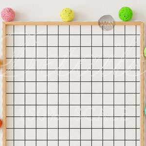 K&ouml;nnte beinhalten: Ein Holzrahmen mit einem schwarzen Gittermuster und dem Text "150% SCALE" ist von bunten Wollkn&auml;ueln umgeben. Die Wollkn&auml;uel sind in den Farben Gr&uuml;n, Gelb, Orange und Pink.