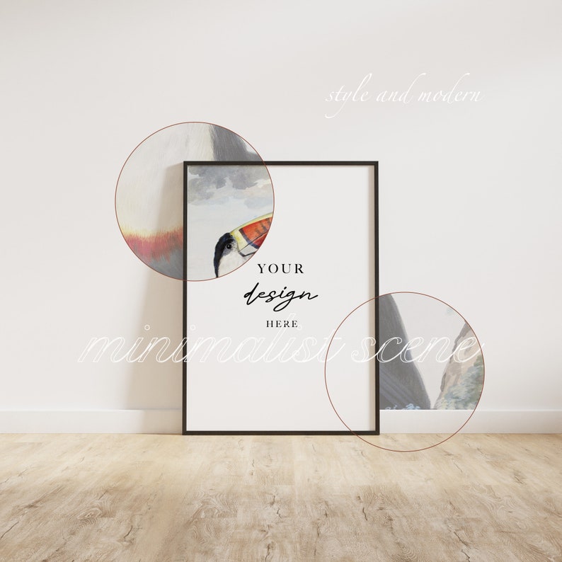 K&ouml;nnte beinhalten: Ein schwarzer gerahmter Poster mit wei&szlig;em Hintergrund und dem Text "YOUR design HERE" in schwarzer Kursivschrift. Der Poster h&auml;ngt an einer wei&szlig;en Wand mit einem Holzboden. Es gibt zwei Kreise im Bild, einen mit einem Tukan und den anderen mit einer Bergszene.