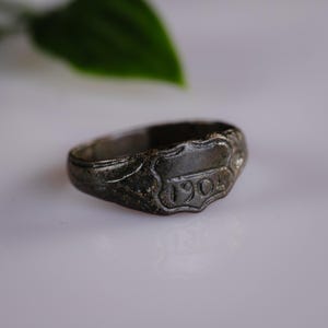 Authentic Early 20th Century Commemorative Base Metal Ring “Edwardian” – Shield Bezel Engraved 1904 – EU 60 / US 9