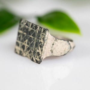 Authentique bague en bronze médiévale « Remigius » - Motif hachuré du XIVe au XVIIe siècle, bijoux historiques rares, cadeau pour les fans d&#39;histoire