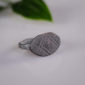 Authentic Late Roman Bronze Ring “Rhombus” – Almond Bezel with Cross-Hatch Motif & Nub, 3rd–5th Century CE – EU 47 / US 4