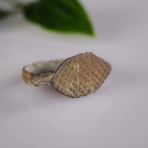 Authentic Late Roman to Early Medieval Ring “Ferreus” – Iron-Rich Alloy, Bezel with Cross-Hatch, c. 3rd–9th Century CE – EU 53 / US 6.5