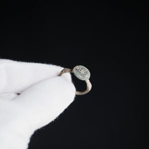 Anillo de bronce romano con sello 'Lucius' (siglos I-IV d. C.) Eu 55/Us 7.5