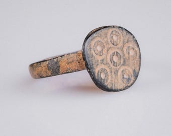 Anillo de sello romano tardío de bronce con motivo de puntos perforados – 'Vigil' (III-V d. C.) – Eu 49 / US 5