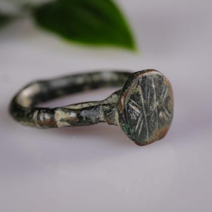 Authentic Late Roman to Early Medieval Bronze Ring “Transitus” – Cross-Hatched Bezel & Raised Shank, 4th–8th Century CE – EU 59 / US 8.5