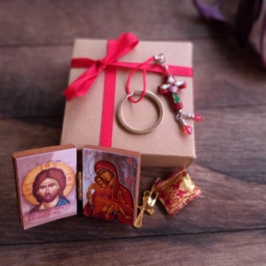 Ensemble-cadeau d'articles religieux de taille voyage pour maman orthodoxe représentant une icône miniature de Jésus et de la Vierge Marie - amulette - porte-clés croix en céramique - petite carte de souhaits