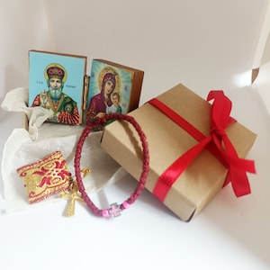 Orthodoxe pictogramcadeauset Maagd Maria en Sint-Nicolaas, geschenkdoos met klein tweeluikpictogram/dunne roze komboskini/bedankje rode stof/klein wenskaartje