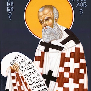 Könnte beinhalten: Eine Ikone, die eine religiöse Figur mit weißem Bart und goldenem Heiligenschein darstellt. Die Figur trägt ein weißes und braunes gemustertes Gewand mit einem schwarzen Kreuz. Die Figur hält eine Schriftrolle mit griechischem Text. Der Hintergrund ist dunkelblau.