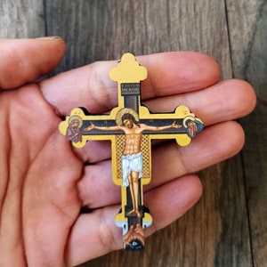 Aimant croix chrétienne en bois 2,87 "x 2,05" aimant religieux croix icône orthodoxe de la crucifixion, aimant à donner pour l'école du dimanche, cadeau de foi pour le ministère des dames