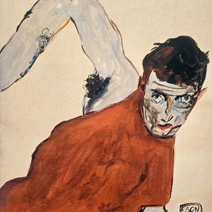 Peut inclure: Une peinture à l'aquarelle et à la gouache d'Egon Schiele représentant une silhouette vêtue d'une chemise couleur rouille, un bras levé. Le personnage a des cheveux foncés, des yeux bleus et une peau pâle. La signature est visible en bas à droite.