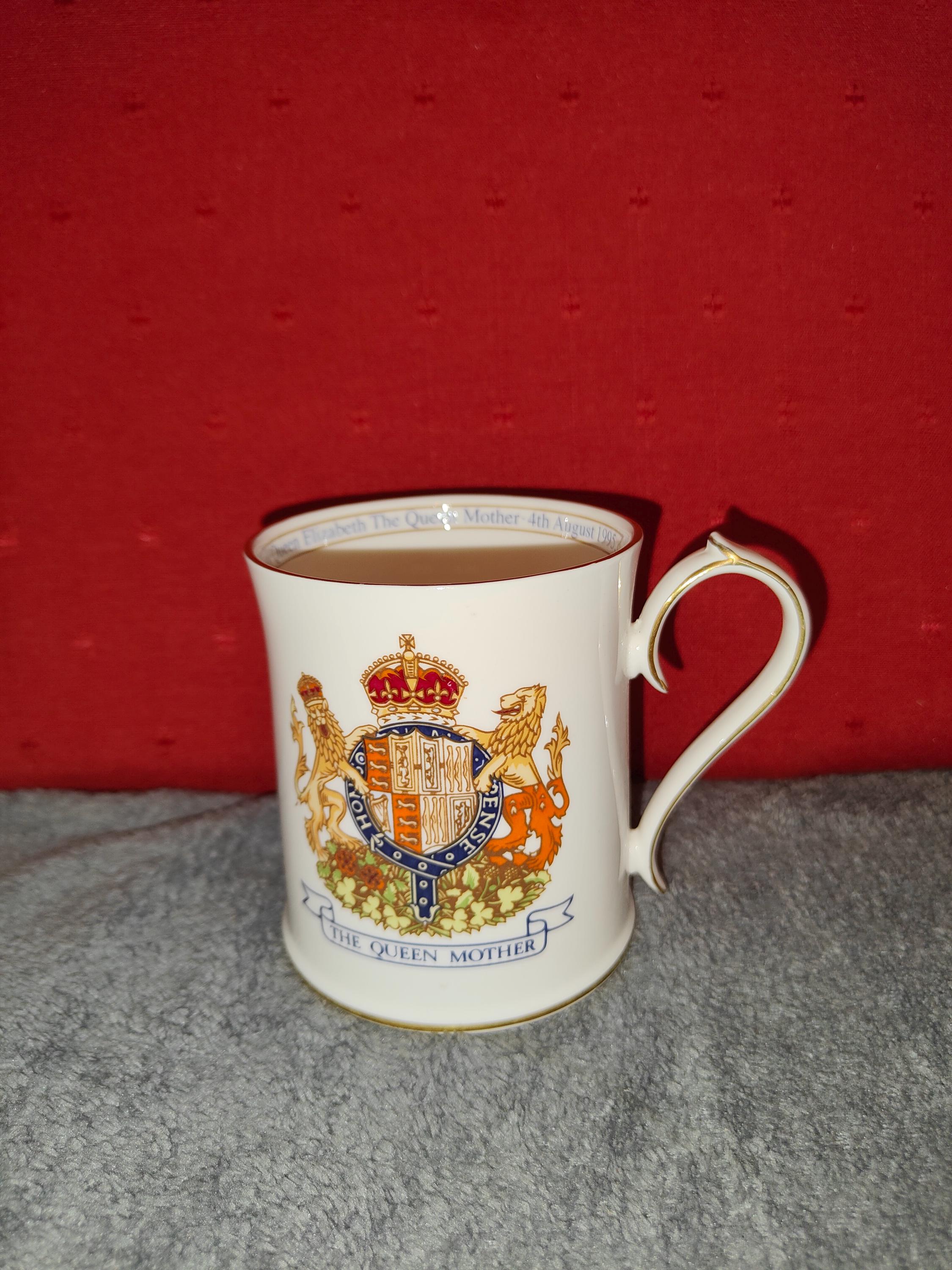 ロイヤルコレクションウィリアム王子とキャサリン妃の結婚記念のマグカップと小物入れ 希少】英国王室公式商品 ウィリアム王子＆キャサリン妃 結婚記念