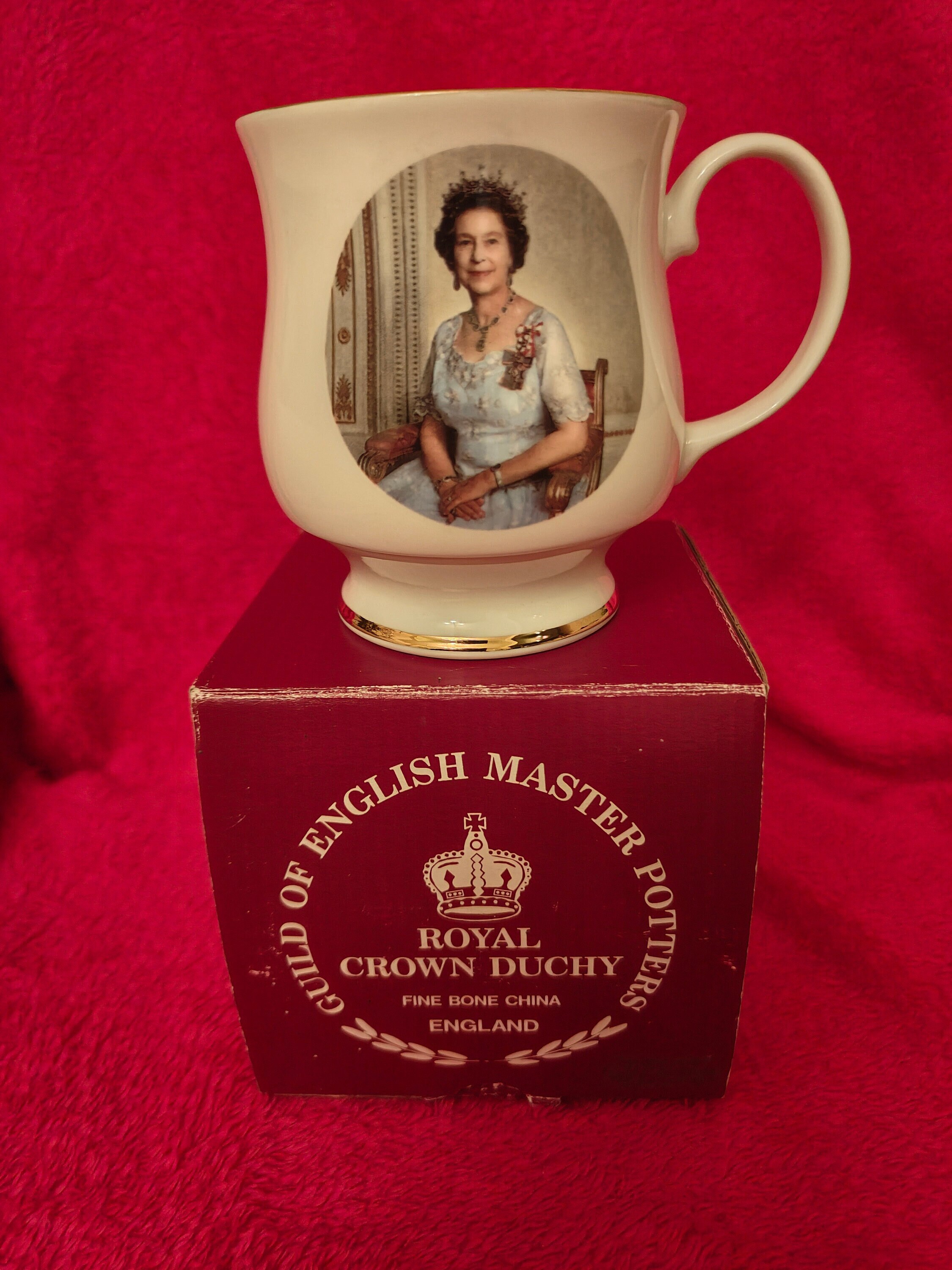 Queen Elizabeth II 40th Anniversary Accession To The Throne 1952 to 1992 by  Royal Crown Duchy china England.